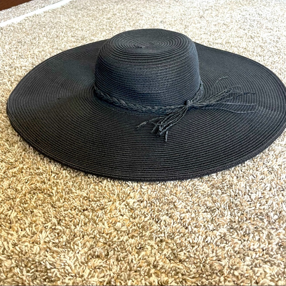 Woman’s Black Hat Fits Most sizes☀️